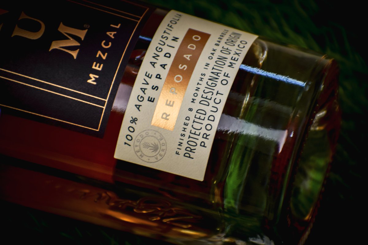 Eleazar_Herrera's tweet photo. Catamos y mezclamos uno de los mezcales premium con más reconocimientos a nivel mundial. 

*Alerta de Spoiler: No es ahumado y el diseño de su botella nos encantó.  

Si no conocías mezcal Zignum entra y entérate de lo que quizás no sabías: https://t.co/UEDbu9aWis https://t.co/7ZjGBgvU8G