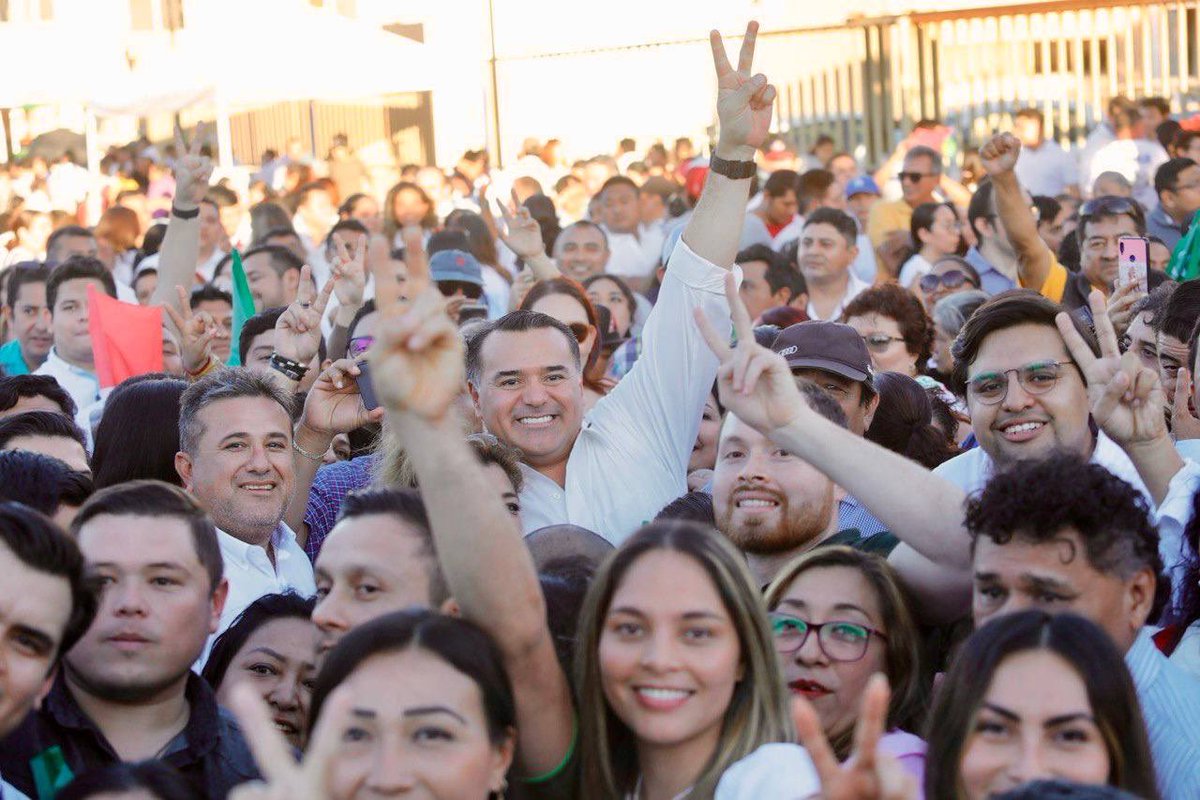 ¡Gracias a todas las personas que con la bandera de #Yucatán me acompañaron en mi registro como candidato a gobernador del estado! 

Vamos a llevar lo mejor de Yucatán a cada rincón del estado, a cada municipio, ejido, colonia y comunidad para que a todas y todos les vaya bien,
