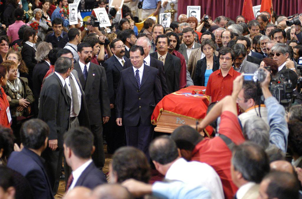 Recordemos el funeral de Gladys Marin, ella no era presidenta, ni parlamentaria al fallecer, ni tuvo un funeral de estado, pero fue mas gente a su despedida que con Piñera, es bueno que la derecha sea mas humilde en estos momentos y no crean que hoy despiden a un santo.
