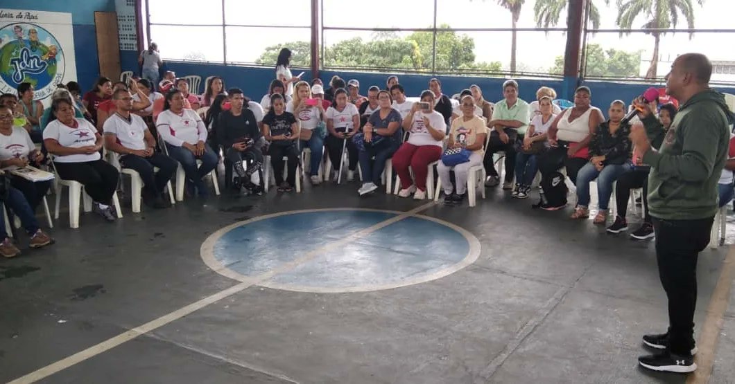 Prof. Leonardo Alvarado (@leoalvacabrera) on Twitter photo Este jueves junto a nuestro Movimiento de Educadores de Aragua debatimos sobre la 2da Línea del Plan para el Desarrollo de las 7 Transformaciónes emanadas por nuestro Pdte. <a href="/NicolasMaduro/">Nicolás Maduro</a>
#SinEgoTransformamos
<a href="/Soykarinacarpio/">Karina Carpio</a>
<a href="/PartidoPSUV/">PSUV</a>
@PsuvAragua_ofi Este jueves junto a nuestro Movimiento de Educadores de Aragua debatimos sobre la 2da Línea del Plan para el Desarrollo de las 7 Transformaciónes emanadas por nuestro Pdte. <a href="/NicolasMaduro/">Nicolás Maduro</a>
#SinEgoTransformamos
<a href="/Soykarinacarpio/">Karina Carpio</a>
<a href="/PartidoPSUV/">PSUV</a>
@PsuvAragua_ofi