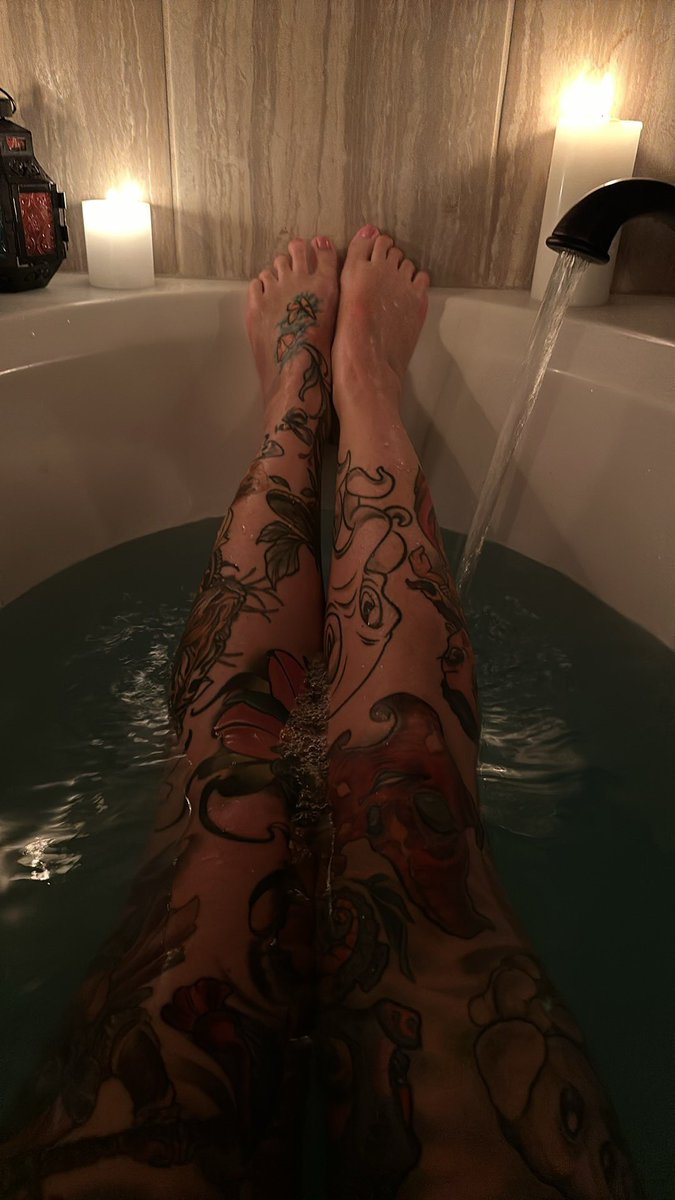 Enjoying my first bath since surgery. See more here onlyfans.com/rae_ramsey
#onlyfans #onlyfansgirl #modellife #tattoo