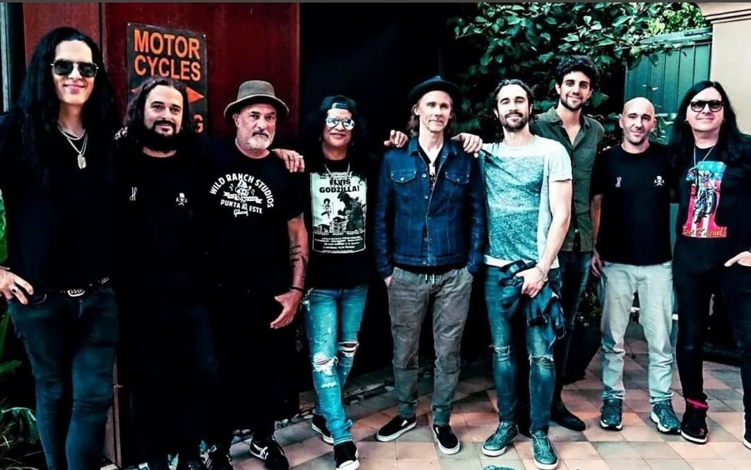 #SMKC visits La Roca Power Studio in Buenos Aires,Argentina🤘🏻🔥🇦🇷

<a href="/Slash/">Slash</a> ft <a href="/MylesKennedy/">Myles Kennedy</a> and The Conspirators <a href="/todddammitkerns/">Todd Dammit Kerns</a> <a href="/franksidoris/">Frank Sidoris</a> <a href="/brentfitz/">Brent Fitz</a>