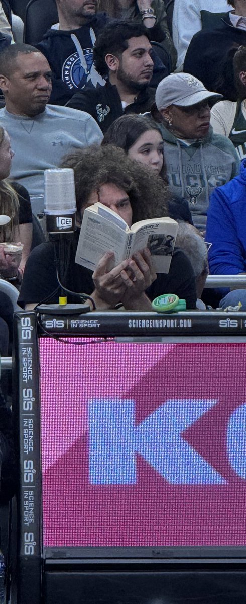 jambam0506's tweet photo. What do you do when you were traded for cash today? #robinlopez https://t.co/QQw1HOcxlY