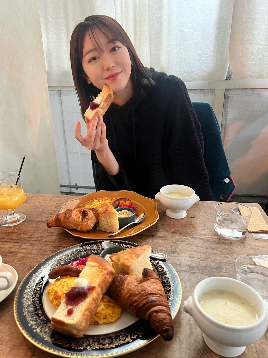 chan__31's tweet photo. 昨夜、勝ったらなんでもお願いを聞いてもらえる権利を賭けたゲームで見事勝利を収めたので忙しい小栁津社長にちょっと早起きしてもらい朝活しました〜！美味しかった！いい日になりそう☺︎告知以外の投稿の仕方を忘れてしまっていたのでこれを機に色々したいなぁ。 https://t.co/EiBkhDr9C0