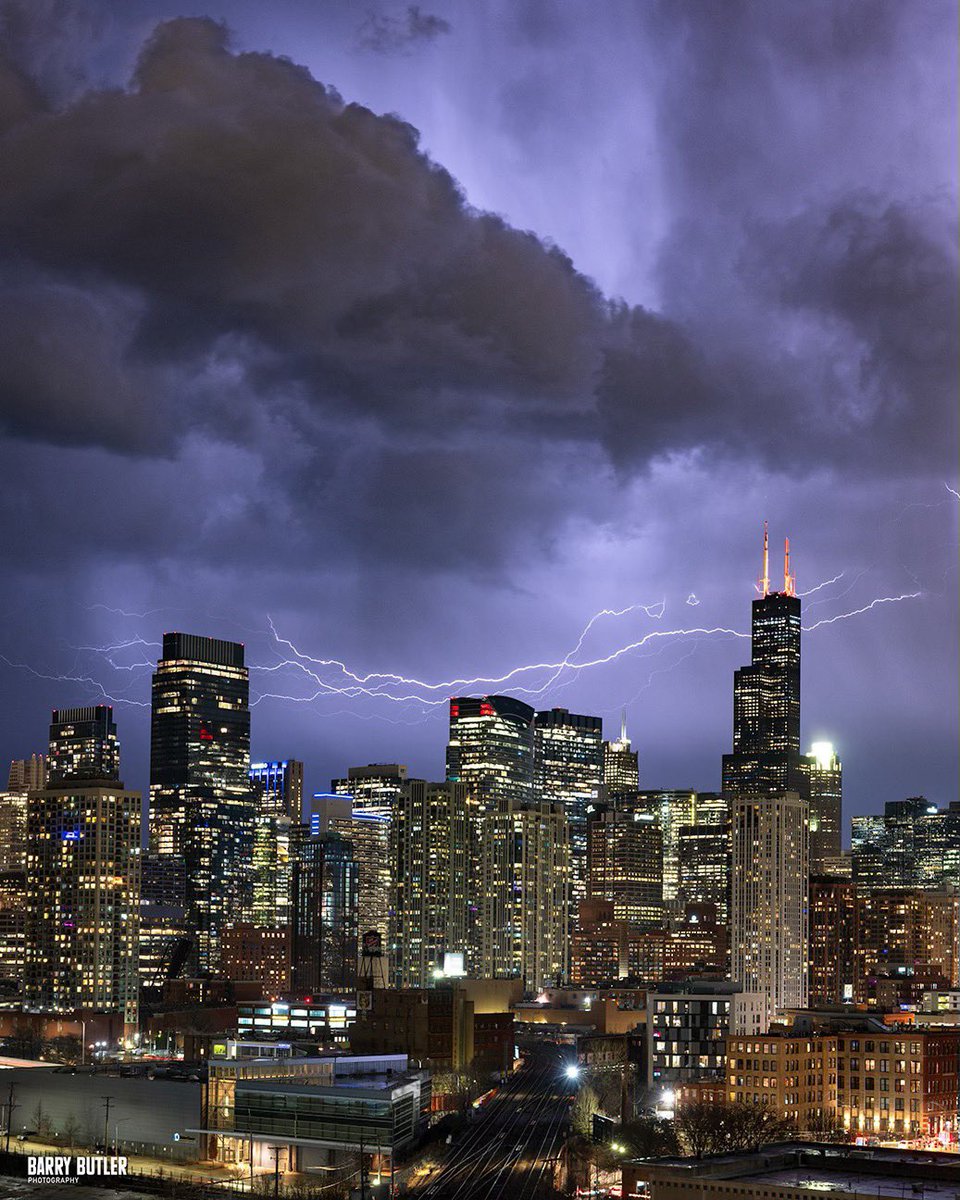 733pm in Chicago on Thursday night with lightning across the south end of the skyline. #storm #chicago #ilwx #news #lightning