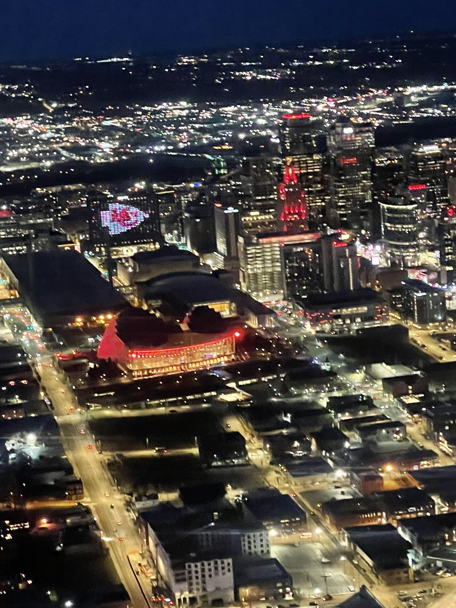 kcpolice's tweet photo. You look great in red, Kansas City 👀

Go @Chiefs! https://t.co/mFzr1PJrcm