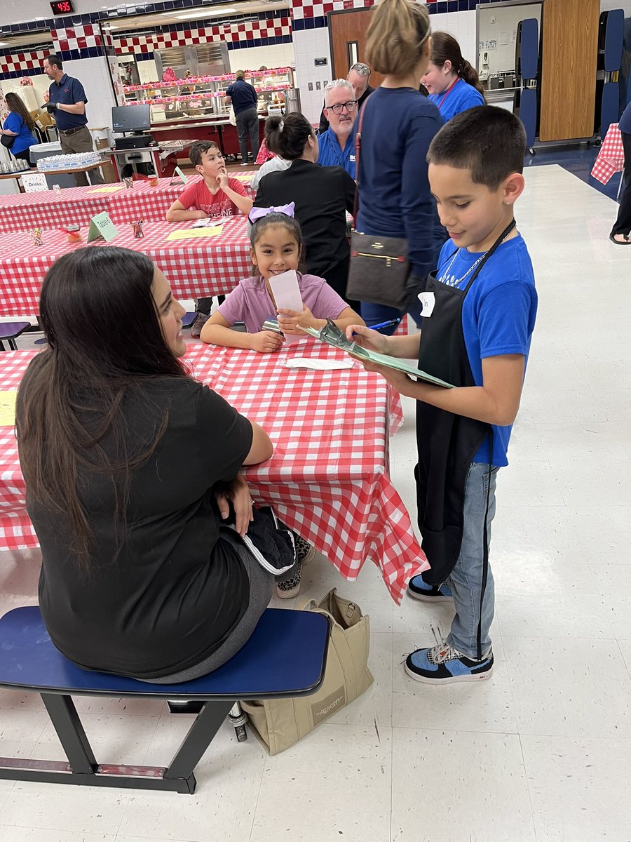 BuchettoNatalie's tweet photo. Spaghetti night was a success, so proud of my 4th graders! https://t.co/lResLHO2ou