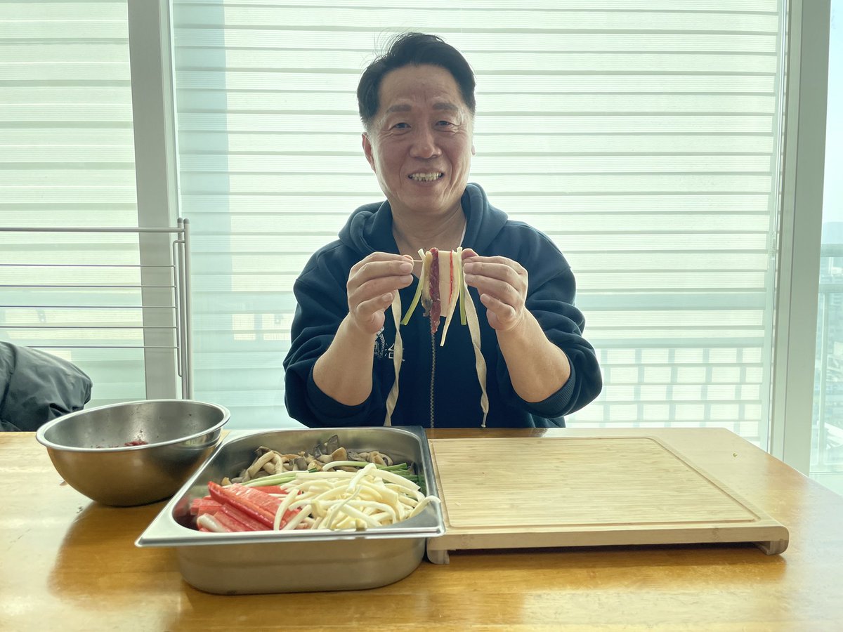 [설날 음식 만들기 시작]

어제부터 음식재료 마련됐지만 본격적으로 명절음식 만드는 것은 지금부터입니다.

제1호 꼬치전이 그 출발을 알립니다.

신혼초에 제가 한 음식이 맛있다는 아내의 꾐에 빠져 요리를 하게됐습니다.^^

#천천히하면딴거덜하겠지요 
#꼬치전 #산적