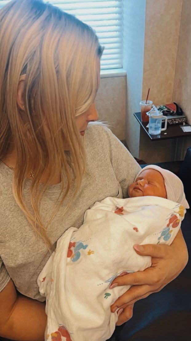 Met my absolute perfect niece today💞Auntie cannot wait to spoil you Charlotte! <a href="/haydennwaller/">Hayden St. Hilaire</a> @danjsth