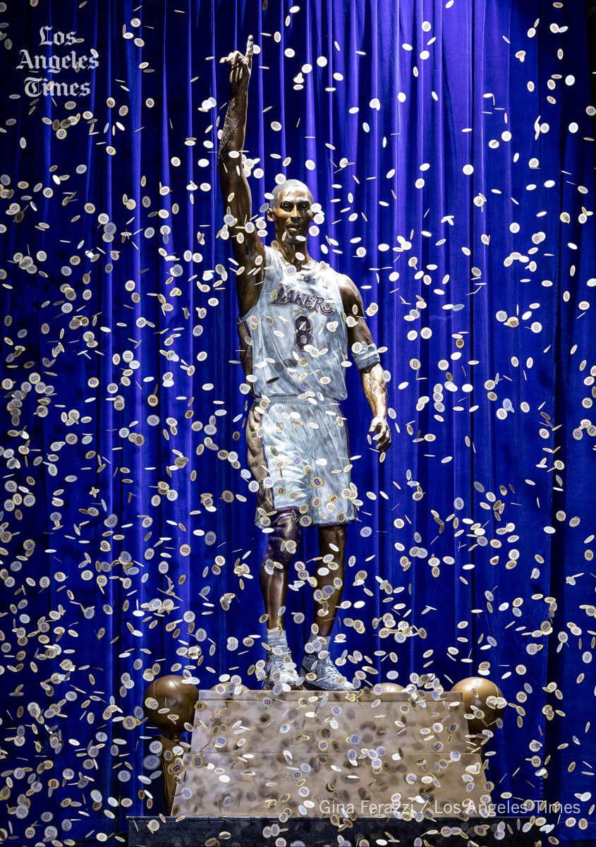 Confetti with the #8 falls on the just unveiled statue of Kobe Bryant Thursday outside the Crypto.com Arena in Los Angeles. #Blackmamba @Lakers #Legend @latimes latimes.com/sports/story/2…