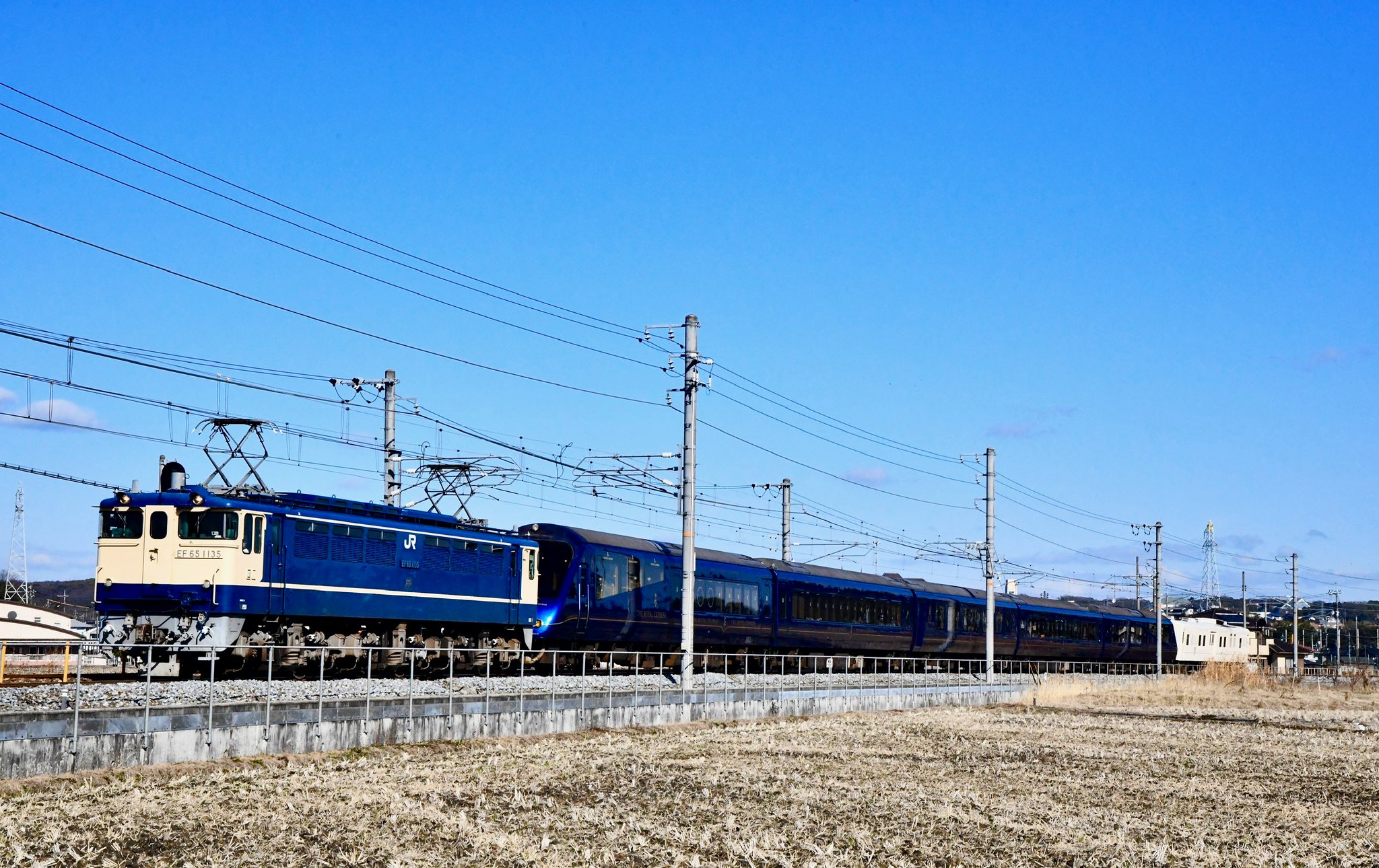 国鉄プレート トワイライカラーのEF65 1124に牽引され、復刻国鉄色キハ185系が