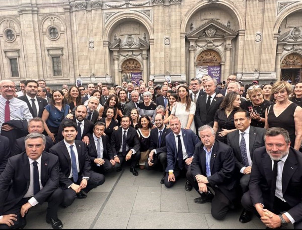 's tweet image. Karla Rubilar, mas toda esta tracalá de weones posando así para una foto en pleno funeral hacen que me de lastima cecilia morel y su familia... son demasiada mala clase, sin duda que la plata no compra ser decente