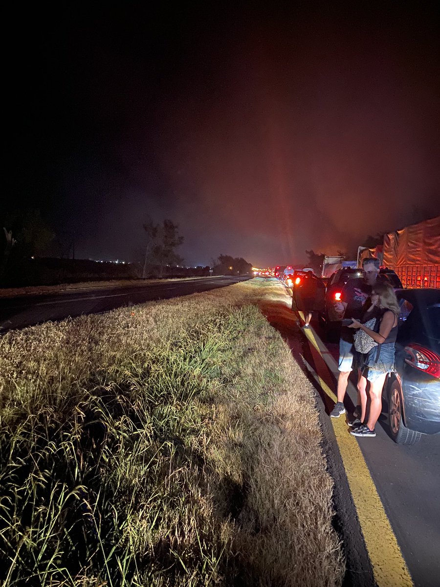 mbradanini's tweet photo. 23.10 hs.  #RN12 Km. 160 #RN14 Km. 0 Ceibas, Entre Ríos, tránsito cerrado en ambos sentidos debido a incendio de camión y banquina. 
#Demoras #Precaución https://t.co/9LhjE6VbLN
