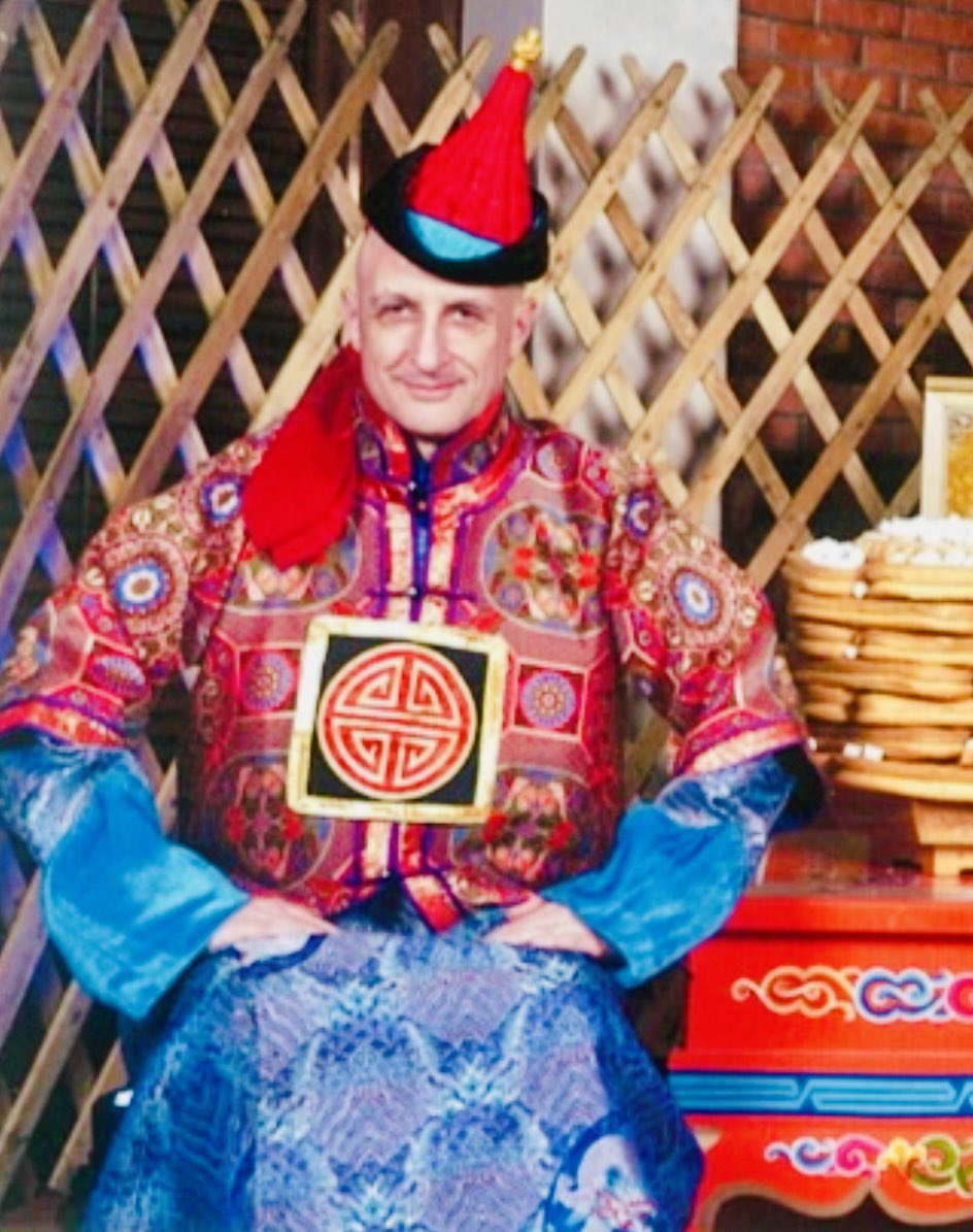 Монгол анд нөхөд минь Сар шинэдээ сайхан шинэлээрэй. Модон Луу жил та бүхэнд төдийгүй Монголын төр засагт ээлтэй сайхан жил байх болтугай.