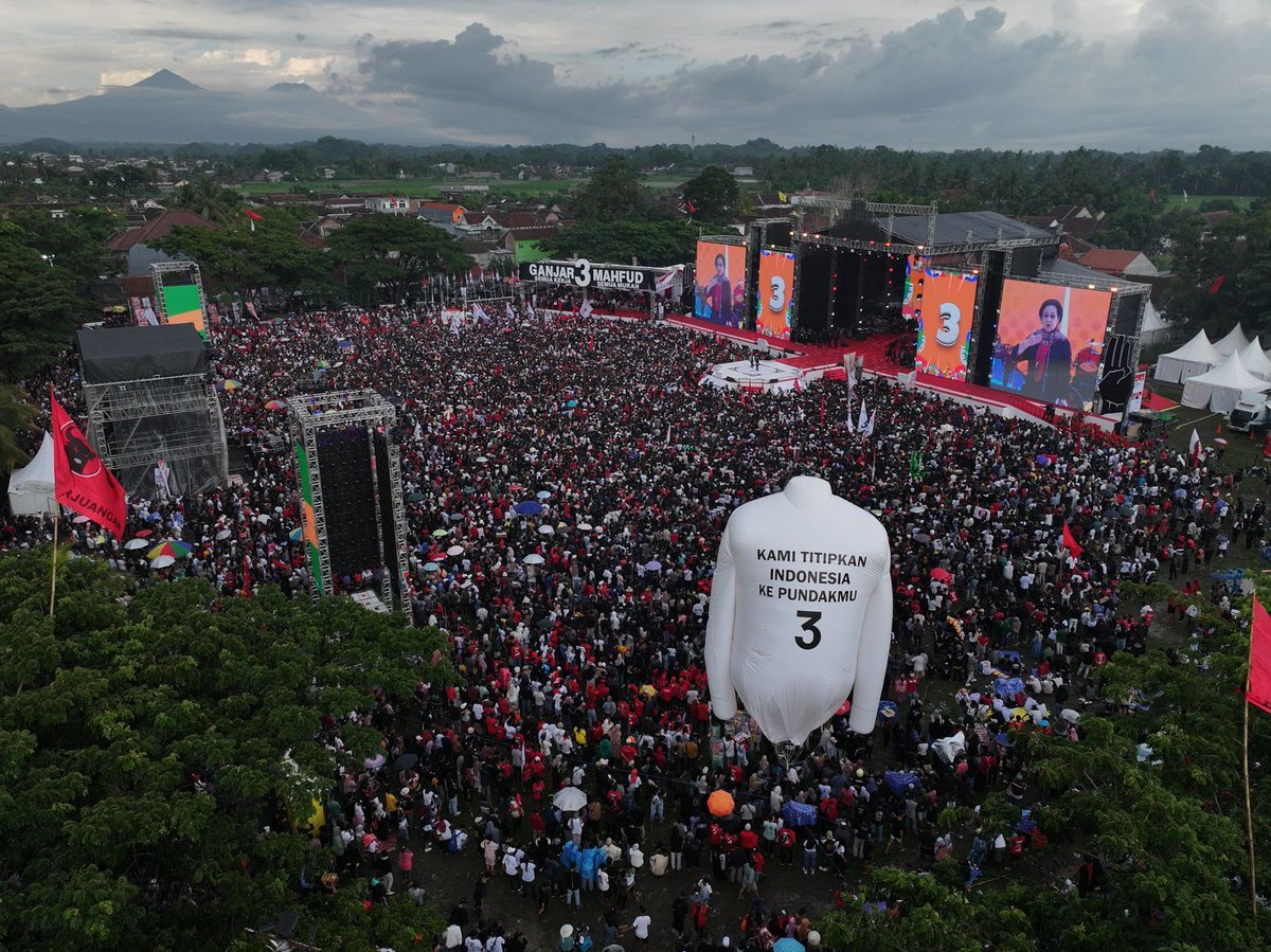 Ratusan ribu pendukung Ganjar-Mahfud tumpah ruah pada acara Hajatan Rakyat Banyuwangi di lapangan Ruang Terbuka Hijau (RTH) Maron, Banyuwangi, Jawa Timur.

<a href="/ganjarpranowo/">Ganjar Pranowo</a> - <a href="/mohmahfudmd/">Mahfud MD</a> mendapatkan sambutan luar biasa dari berbagai lapisan masyarakat. Pecaahh.

#GanjarMahfud2024