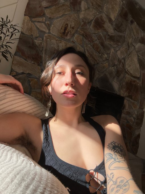 looking for smooches &amp; attention https://t.co/XYawRvS3sT