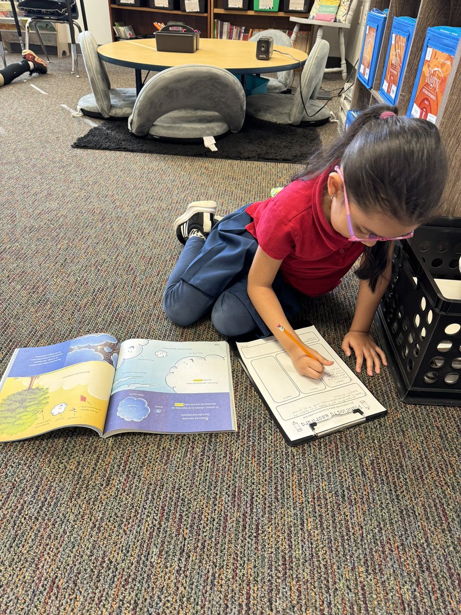 sramolina's tweet photo. Look at them go! Students writing about their reading. https://t.co/g7modUqyew