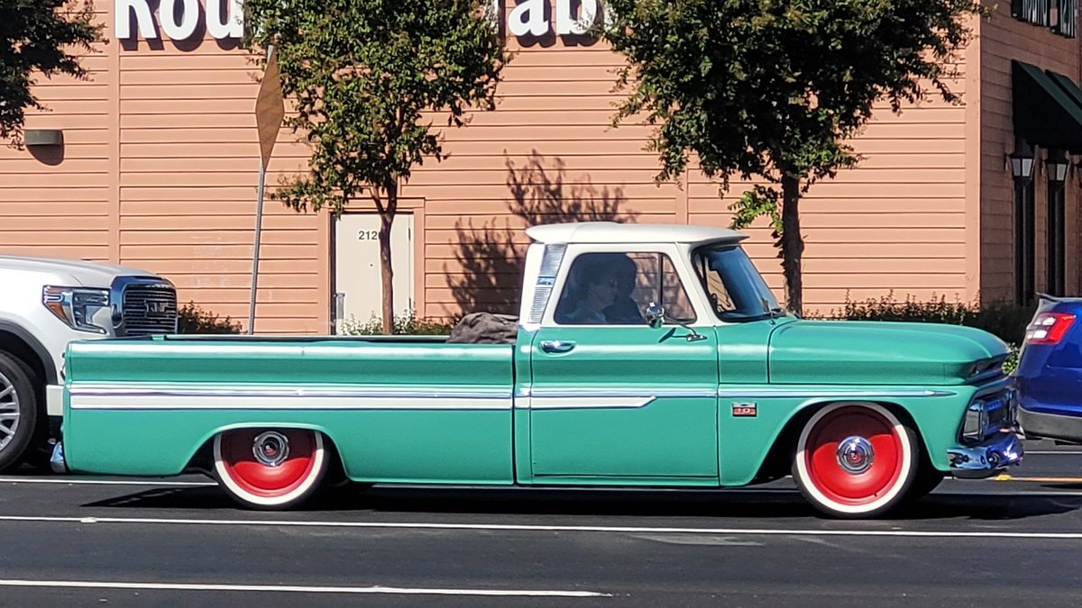 AutoEnthustLife's tweet photo. Such a beauty
#c10trucks #longbed https://t.co/uoi6dtd1GV