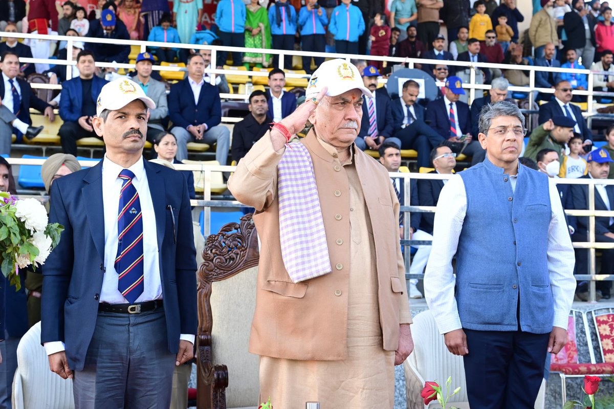 kamranajaz9's tweet photo. LG Sh.@manojsinha_ called that, I am proud of Police &amp; Security Forces. I bow to their magnificent heroism and selfless sacrifice to safeguard country's integrity and sovereignty.
#UnityDiscipline @OfficeOfLGJandK https://t.co/Vy6AUPR6Xo