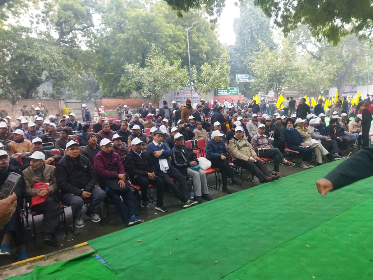 azad131125's tweet photo. 4 फरवरी 2024 को @Bankers_We @rti_we We Banker द्वारा भारत सरकार के खिलाफ धरना प्रदर्शन किया गया जिसमे युवा बैंक कर्मचारी व सेवानिवर्त बैंक कर्मचारियों ने भाग लिया जिसमे मुख्य मुदा था Old पेंशन , PTS पॉलसी ख़त्म हों, बैंको मे घटती स्टॉफ सख्या ,व अन्य @0991Official @aajtak https://t.co/g3H9HRPpUr