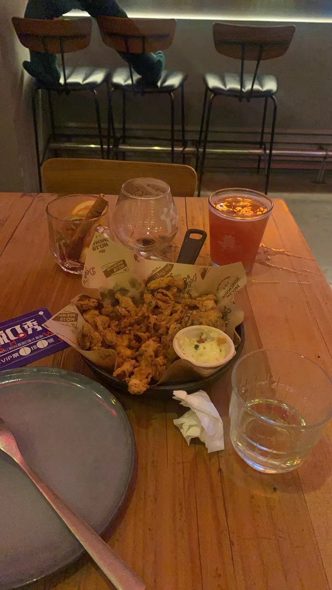 昨晚喝大了。两杯倒嘿嘿。说了很多话，都是实话。
酒后乱性是真的。回去自己解决了。果然人还是得靠自己的双手来满足自己。🙌 https://t.co/h5NdhyB4Qv