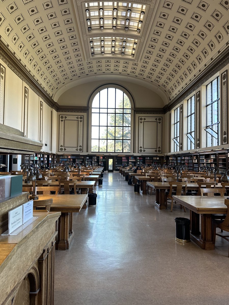 Queribus2B's tweet photo. Découverte ce matin de la Doe Library de Berkeley. Impressionnante collection de revues. On y trouve ⁦@RevueEtudes⁩ dès l’entrée mais j’ai cherché en vain les cahiers de ⁦@Amitie_Peguy1⁩ 
En pensées avec ⁦@Zabou_pdlg⁩ et tous les autres doctorants. https://t.co/HPa6GngMTS