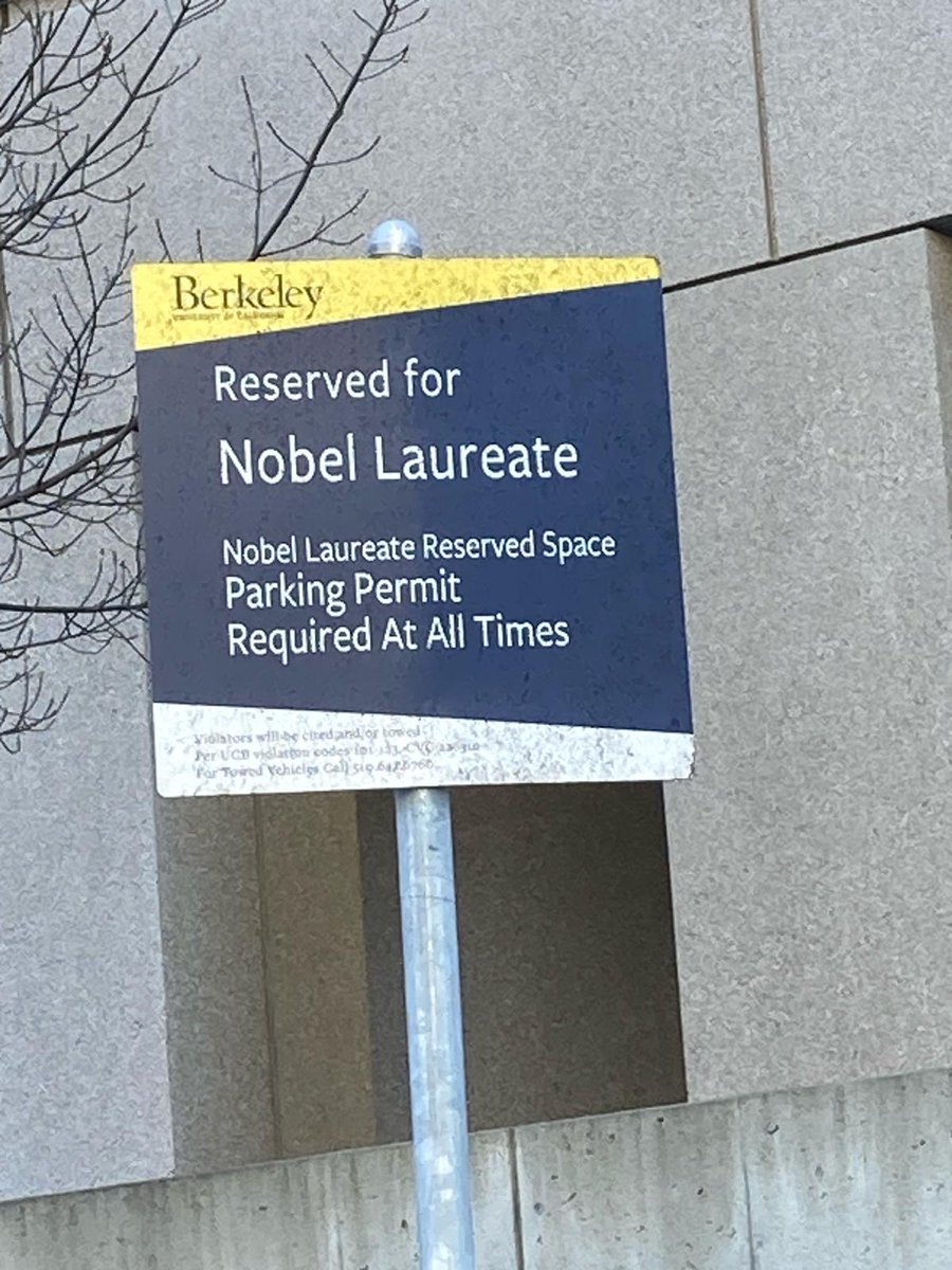 Queribus2B's tweet photo. À Berkeley, quand tu as à la fois beaucoup de lauréats du Nobel et peu de places de stationnement, bah tu leur réserves des places. #classe https://t.co/RJ9pbEPCTH