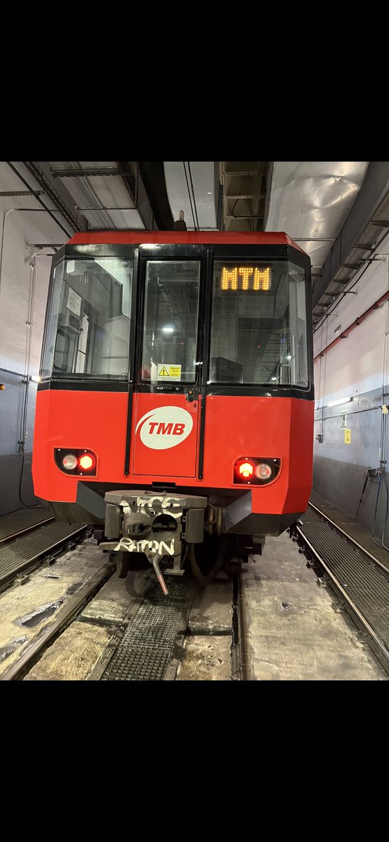metrotonimayer's tweet photo. Con dedicatoria a @metrotonimayer MTM 😄. #tren #trenes #tmb @tmb_bcn #subway #subwaybcn #metrobcn #metro #metrobarcelona #behindthescenes #viniladhesivo #metronautas #subwaylife #subwayphotography #transportpublic #serie7000 #7000 #5000 #serie5000 https://t.co/IMe6jZN49z