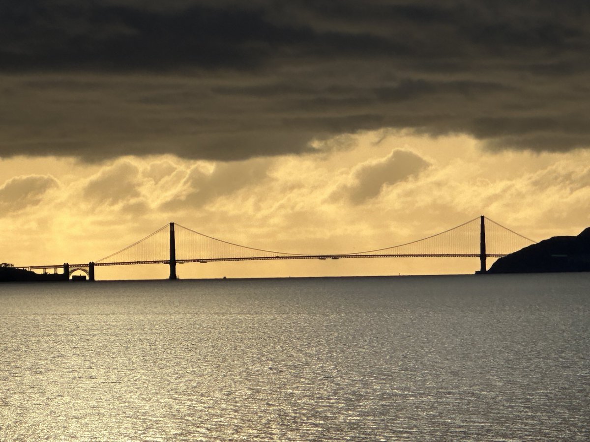 Queribus2B's tweet photo. Beau coucher de soleil sur le Golden Gate depuis la Berkeley Marina. https://t.co/WwGmXZNOYJ