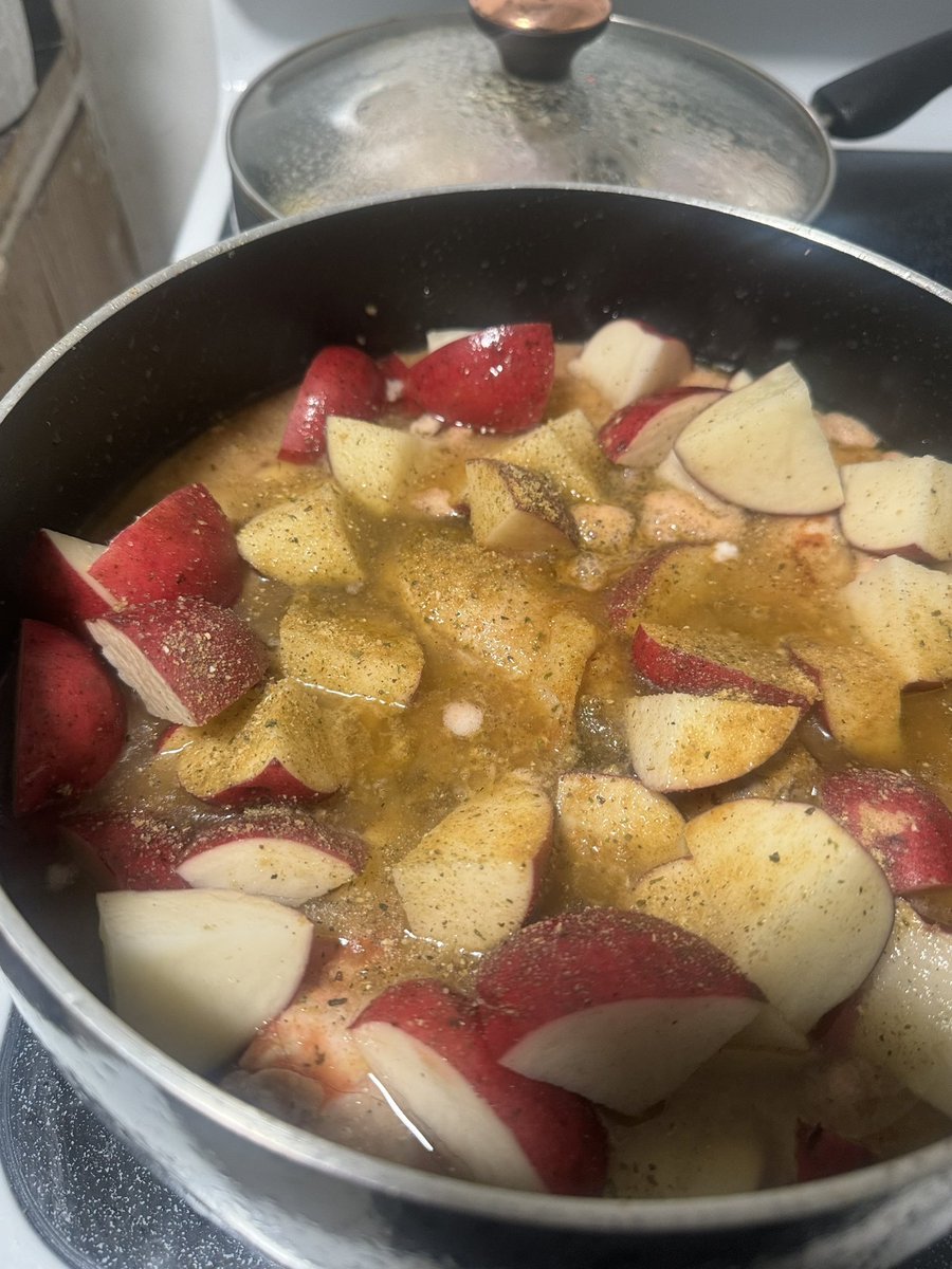 chef_recio305's tweet photo. Happy thursday on my last day off watching the caribbean series 2024 miami. Curazao ๐จ๐ผ vs. venesuela ๐ป๐ช and cooking and yummy dinner. Chicken stew Have a nice great night #lastdayoff #lovebaseball #cheflife #miamichef #SerieDelCaribe2024 #chickenstew #lovecooking https://t.co/TpOUkdzP8L