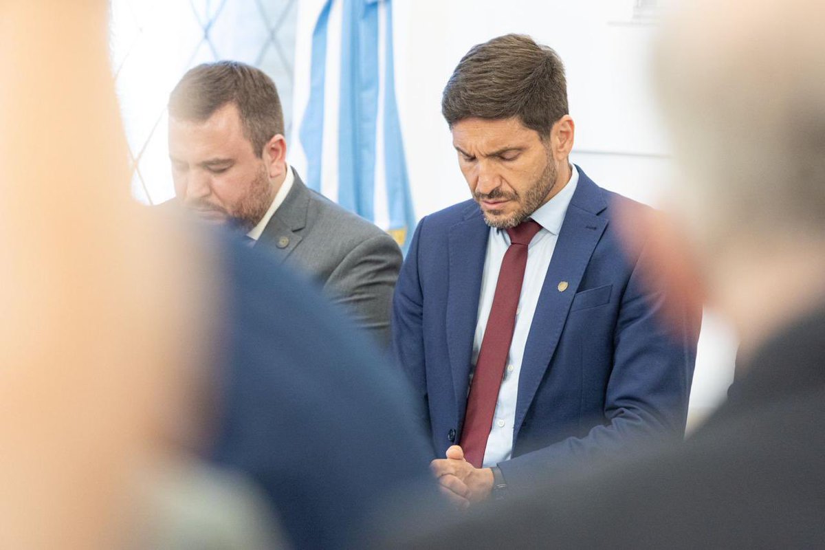 Pastores referentes de toda la Provincia de Santa Fe, orando por la gestión del Gobernador <a href="/maxipullaro/">Maximiliano Pullaro</a> en el Salón Blanco de la casa de Gobierno.