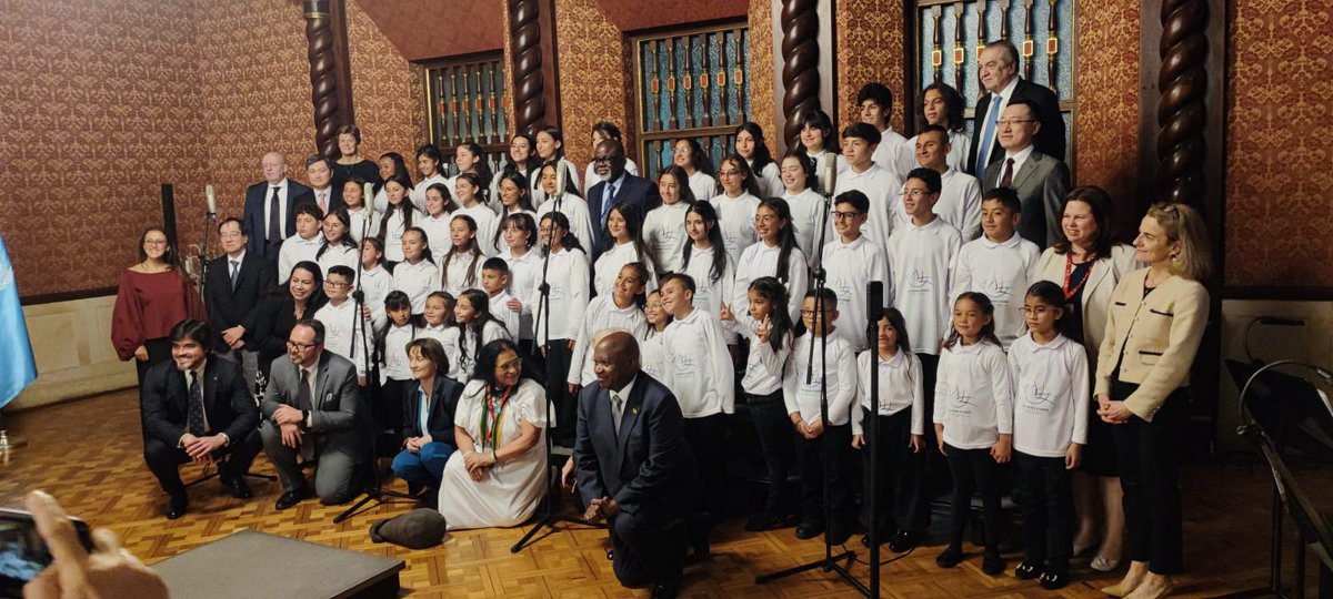 Delegados de Guyana,
Mozambique y Argelia, Sierra Leona.
Dispuestos a respaldar en buenos oficios al #CapítuloÉtnico del Acuerdo de Paz.
Manifestado por el Consejo de Seguridad @ONU_es ante @petrogustavo. 
En la foto niños cantantes de la paz.