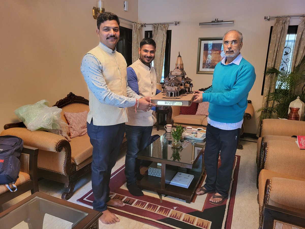 Hanumansankhla2's tweet image. &quot;प्रिय गुरुजी  Ret IAS &amp;amp; Ex CSC MD Dr. @dintya15  सर जी,
लोगों को साथ लेकर चलना एक कला है,जो आप में है,आप हर काम से हमें प्रेरित करते हैं,आप सबके लिए प्रेरणास्रोत हैं।आपके निवास स्थान पर हुई आत्मीय भेट ने मेरे को अत्यंत खुशी और संतुष्टि दी। 
धन्यवाद
#CSC_SILORA