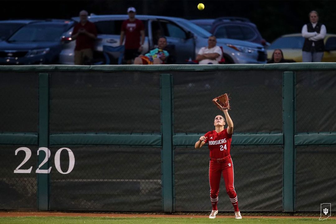 H⚪️🔴SIERS with the UPSET

Indiana takes the W defeating No. 13 Oregon, 7-5!

#NCAASoftball x 📸 <a href="/IndianaSB/">Indiana Softball</a>