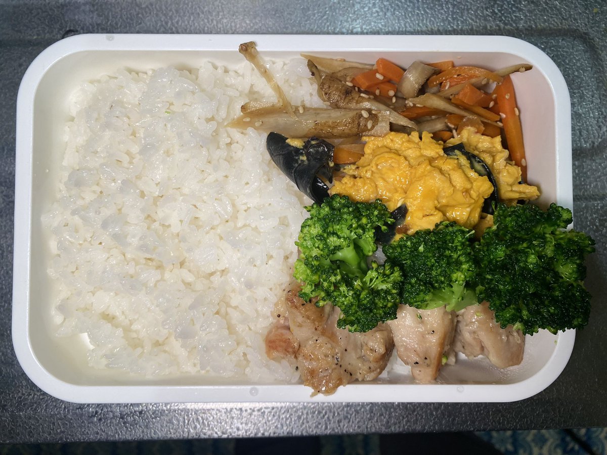 YouTube_Chanhei's tweet photo. 【本日の筋肉弁当】

（メニュー）
油なしきんぴら
卵とキクラゲの中華炒め
ブロッコリー&amp;鶏もも

本日も頑張ろう😁 https://t.co/Akdm5xNtLy