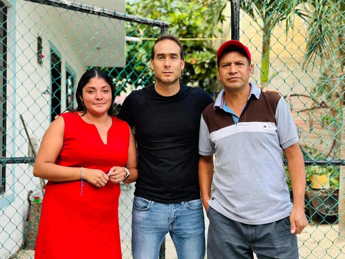 diegocastanonmx's tweet photo. Continuamos nuestro recorrido por la colonia Ejido. Agradecemos a los vecinos por su bienvenida y por compartir ideas y preocupaciones con nosotros. 

Continuaremos construyendo mano a mano, gobierno y ciudadanía el municipio que todos soñamos. https://t.co/9D90JZ4OYy
