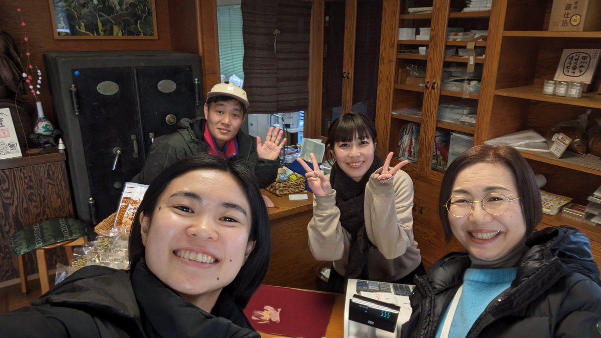 yucca88's tweet photo. 有賀さん @kaorun6 さんと山梨を旅行中。五味醤油 @gomishoyu さんに行ったらお二人がいて味噌蔵を見学させていただきました。ラッキー！
五味醤油さんのやまごみそはとても使いやすくておいしいので、見つけた人はゲットですよ🧑‍🍳 https://t.co/LHJTA8XN9a