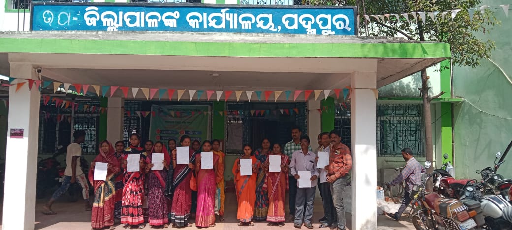 OVSA_Bargarh's tweet photo. Members of WSHG from Paikmal Block addressing their Issue to Honorable CM (Through ADM Padampur) regarding Mass Leave of Service Veterinarians. 
#VetsDemandJustice 
@CMO_Odisha @MoSarkar5T @rajaaswain @DMBargarh @farddept @dahvsodisha @kanak_news @otvnews https://t.co/qKgBCgq3sJ