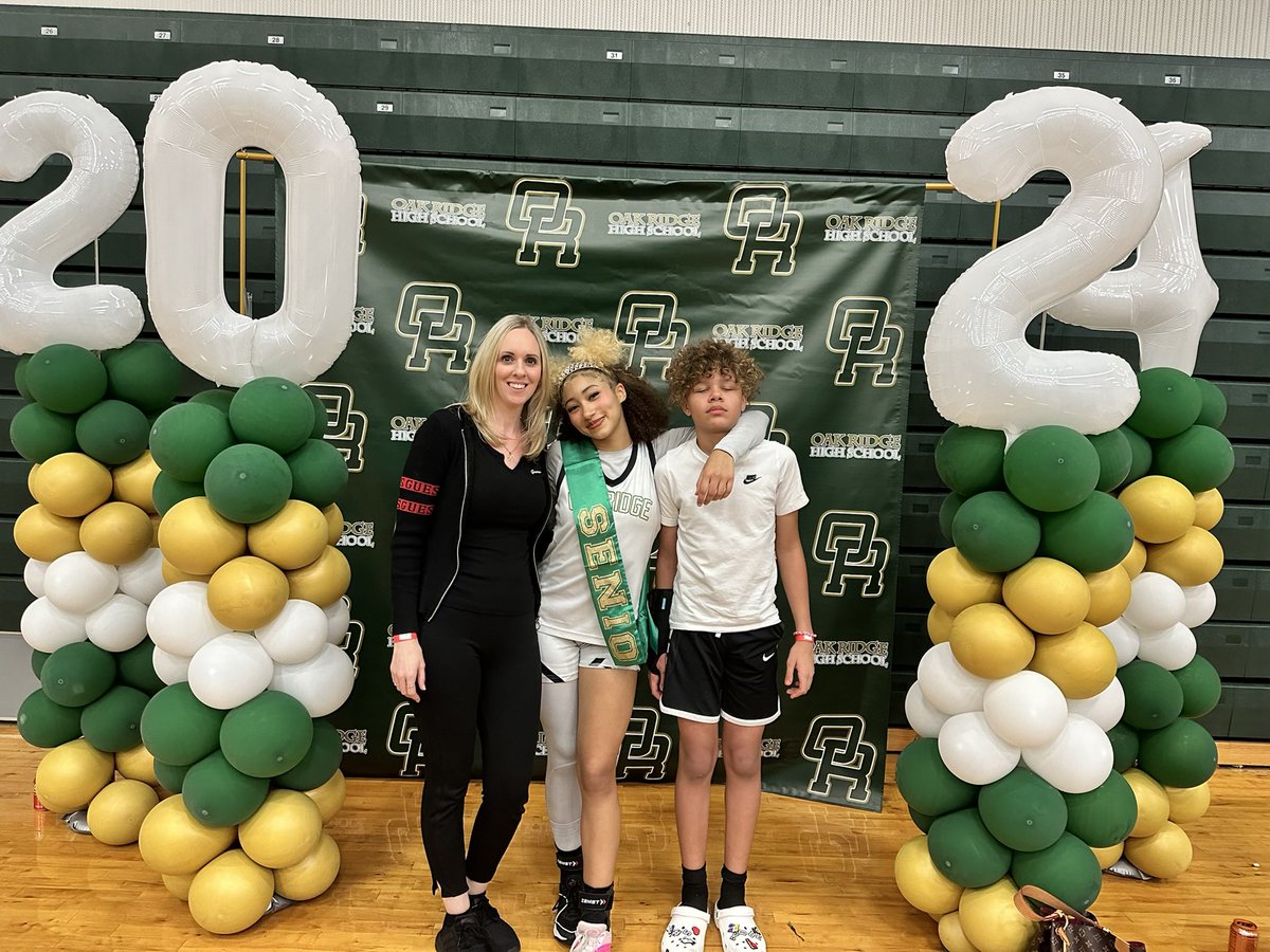 fill_alexus's tweet photo. Thank you to my family for a great senior night. Also special thank you to @CoachPA1 for coming out to support me. I appreciate all of y'all sm! https://t.co/hnOolXZMIe