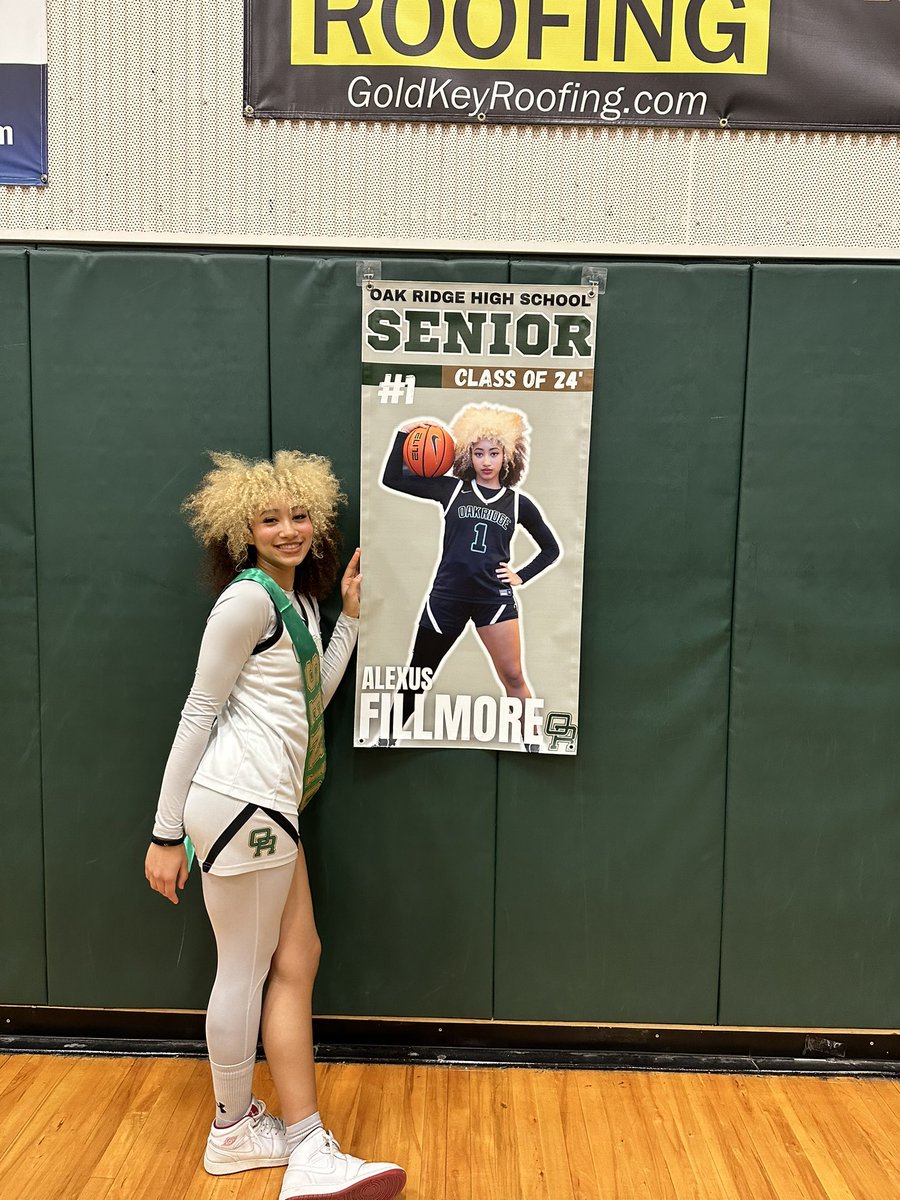 fill_alexus's tweet photo. Thank you to my family for a great senior night. Also special thank you to @CoachPA1 for coming out to support me. I appreciate all of y'all sm! https://t.co/hnOolXZMIe