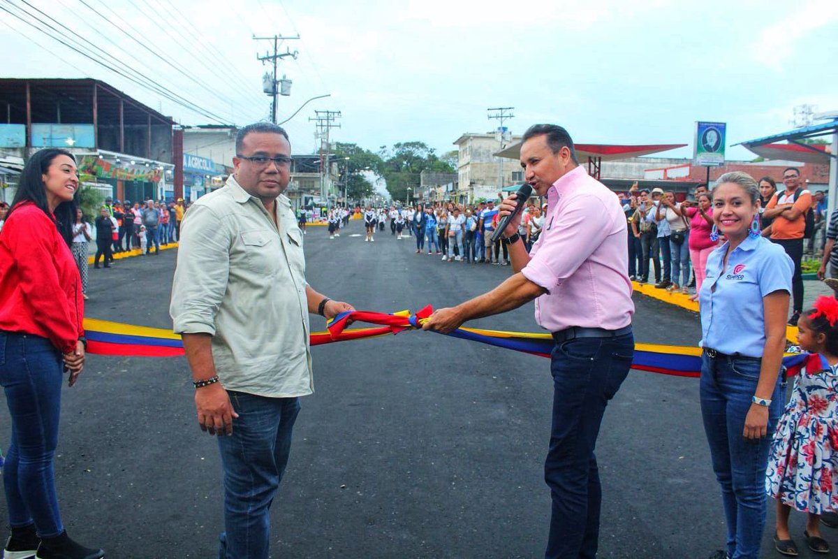 josemvasquez's tweet photo. En nombre de nuestro Presidente @NicolasMaduro, entregamos la última fase del paseo turístico comercial de la carrera 12, en Calabozo en el municipio Francisco de Miranda, en el marco de los 300 años de esta ciudad productiva de nuestro estado. ¡Seguimos trabajando! https://t.co/iDdBNHOYSP