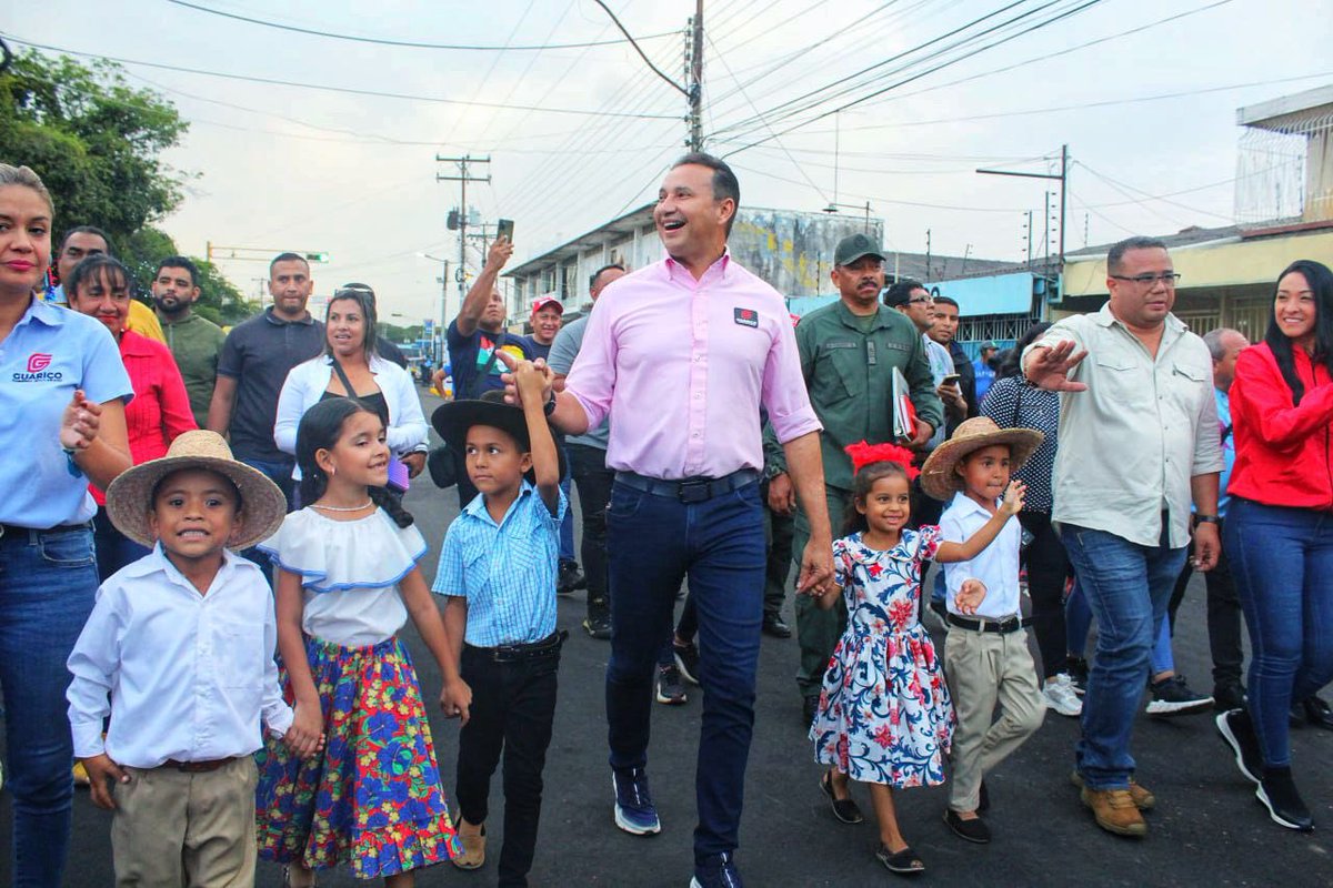 josemvasquez's tweet photo. En nombre de nuestro Presidente @NicolasMaduro, entregamos la última fase del paseo turístico comercial de la carrera 12, en Calabozo en el municipio Francisco de Miranda, en el marco de los 300 años de esta ciudad productiva de nuestro estado. ¡Seguimos trabajando! https://t.co/iDdBNHOYSP