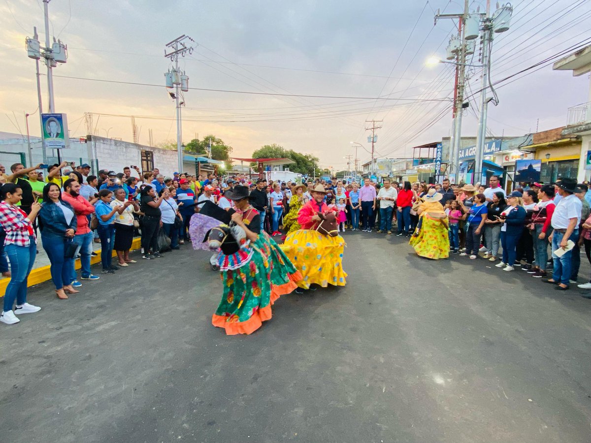 josemvasquez's tweet photo. En nombre de nuestro Presidente @NicolasMaduro, entregamos la última fase del paseo turístico comercial de la carrera 12, en Calabozo en el municipio Francisco de Miranda, en el marco de los 300 años de esta ciudad productiva de nuestro estado. ¡Seguimos trabajando! https://t.co/iDdBNHOYSP