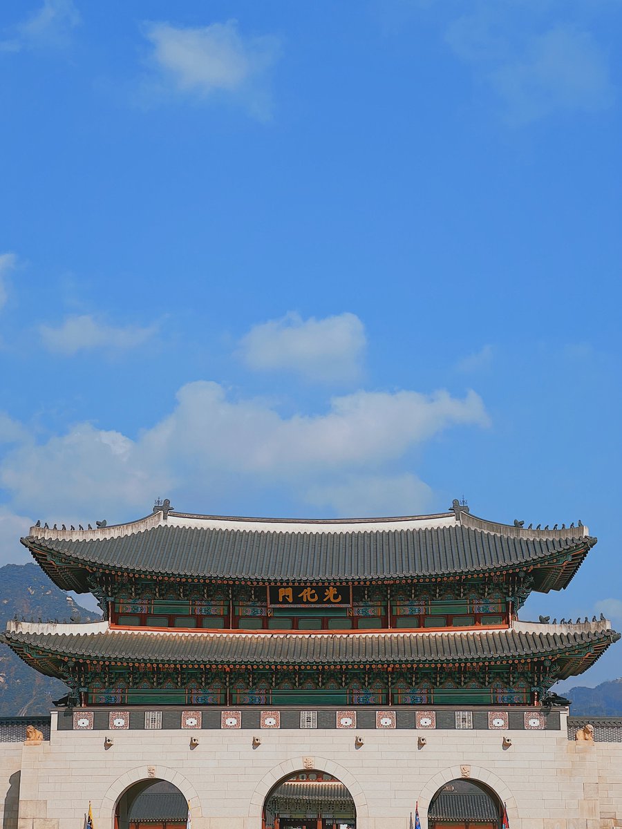 _travelkim's tweet photo. 길을 잘못 들어서 새해 첫날부터 갑자기 경복궁을 왔는데 어쩐지 길조 같음. 앞으로도 이렇게 뒷걸음질 치다 우연히 잘 풀렸으면 좋겠다. https://t.co/MVMzeFDONh