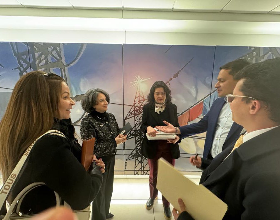 En compañía de congresistas del Pacto Histórico nos reunimos con miembros  de la Comisión Interamericana de Derechos Humanos (<a href="/CIDH/">CIDH - IACHR</a>), a quienes les expusimos el lawfare constante contra nuestro presidente fundador, <a href="/carlosecaicedo/">Carlos Caicedo</a>, por parte de la <a href="/FiscaliaCol/">Fiscalía Colombia</a>;  la