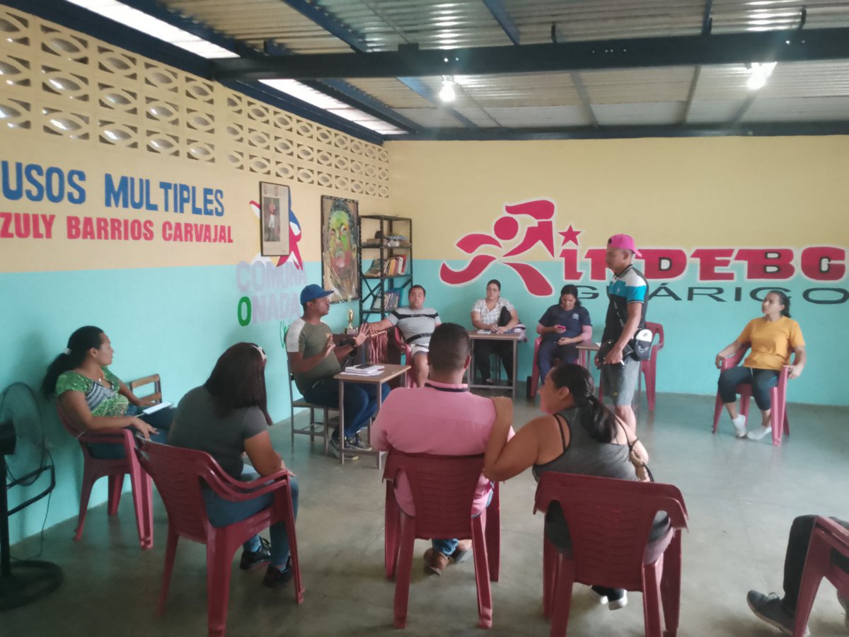 Jinmy1982's tweet photo. @jaarreaza Consejos Comunales del sector Las Palmas permanentemente nos reunimos para la construcción y evaluación de los planes de acción por y para nuestras 2313 familias abrazadas por 10 Consejos Comunales, actualmente en la proyección de construcción de Comuna con miras al autogobierno. https://t.co/SUSCkmILA2