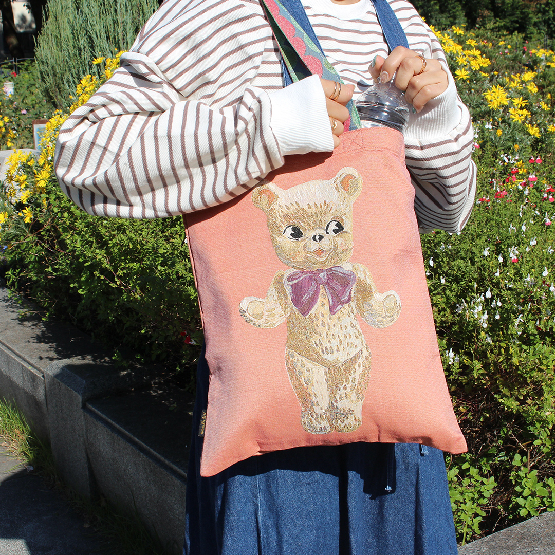 hachi_cafe's tweet photo. 収納力バツグンのアニマルトート
『A4サイズのノート、タブレット、ランチボックスやペットボトルもしっかり入る大きさ』持ち手の細部までこだわった、繊細なデザインが魅力的。
しっかり素材でヨレにくく、様々な用途にお使いいただけます✨

#nathalielete #ナタリーレテ #トートバッグ https://t.co/aCRNGo1NtO