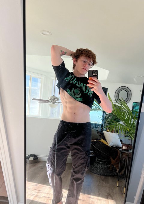 I love the crop top glasses combo - Snap saw it first “Salabaloni” ? https://t.co/NxQCjbz65X