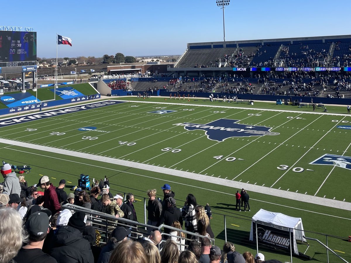 BUILDING FOOTBALL CULTURE 
⁦⁦⁦Thousands showed up to support <a href="/HardingU/">Harding University</a> win the D2 National Championship. Football is a community building event. Heard stories from my father-in-law’s ‘59 team to my son’s ‘19 team and every decade in between! #Football Builds Community