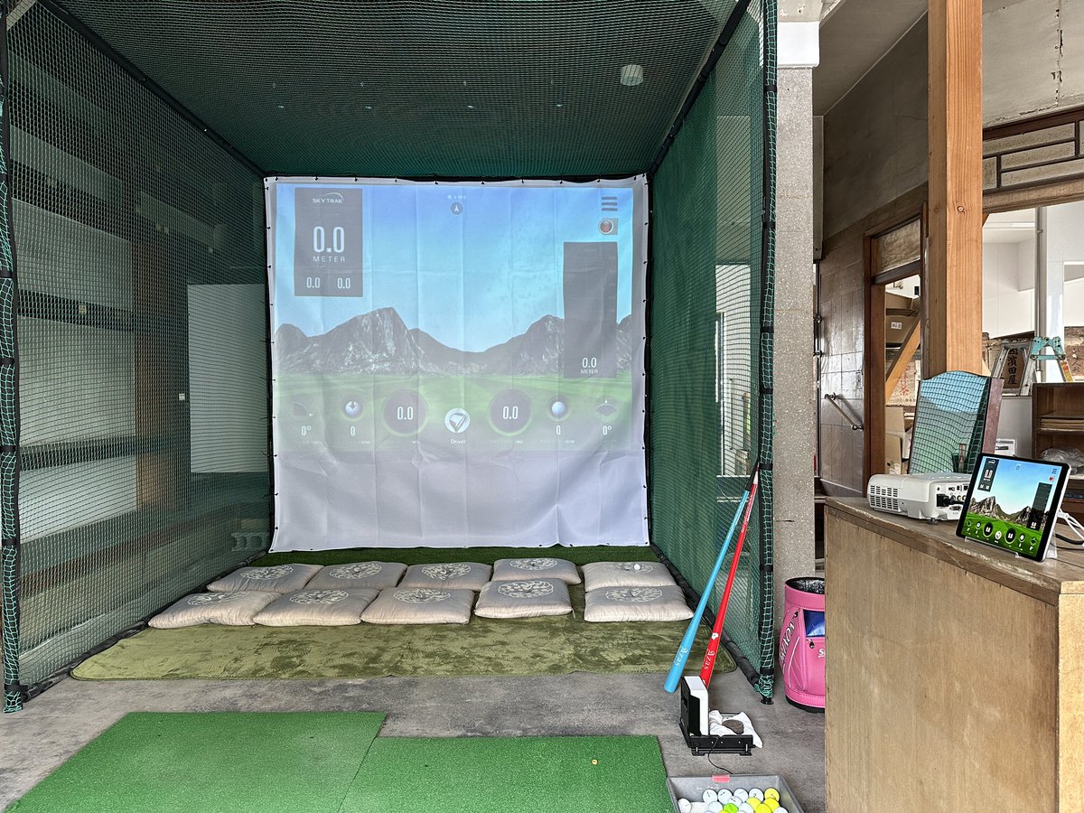 Ambiente_GOLF_'s tweet photo. 試打室にプロジェクターも入り最低限の機材が揃いました

スカイトラックは練習場モードとニアピン・ドラコン・ターゲットモードのみとなってます

データ取りやレッスンには充分使用出来ます

気分転換に打ってみたいとかありましたらお気軽にお声かけ下さいね

#木更津市中央 #木更津 #ゴルフ工房 https://t.co/QtihsqNbQ8